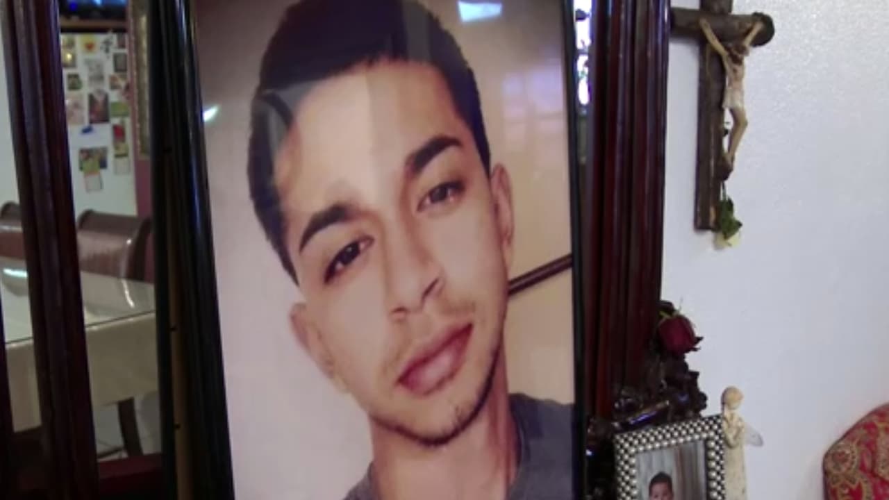 FEBRERO: 
<b><a href="http://www.univision.com/houston/kxln/noticias/asesinatos/a-christian-lo-mataron-por-equivocacion-dicen-sus-familiares-video">Christian Gonzalez</a></b>, de 19 años, estaba en una fiesta del día del amor y amistad cuando desde un vehículo empezaron a disparar contra los asistentes. El chico perdió la vida en el incidente y su madre, quien viajó desde México con una visa humanitaria para darle sepultura, aseguró que la muerte de su hijo fue una equivocación.