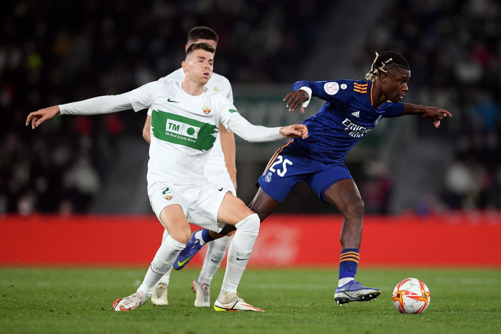 Real Madrid, en un partido vibrante y que se definió en el tiempo extra, le remontó y venció 1-2 al Elche para meterse a los Cuartos de Final de la Copa del Rey. Los madridistas se fueron abajo y con un hombre menos en la primera parte de la prórroga tras un gol de Verdú, pero Isco y Hazard anotaron los tantos del triunfo en el segundo acto.