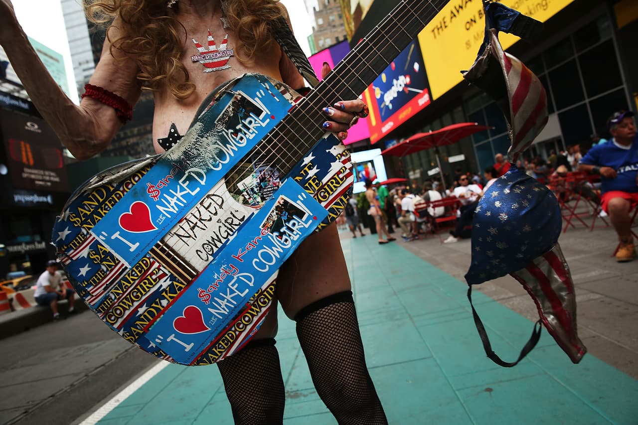 Con distintas estrategias buscan llamar la atención de los turistas.