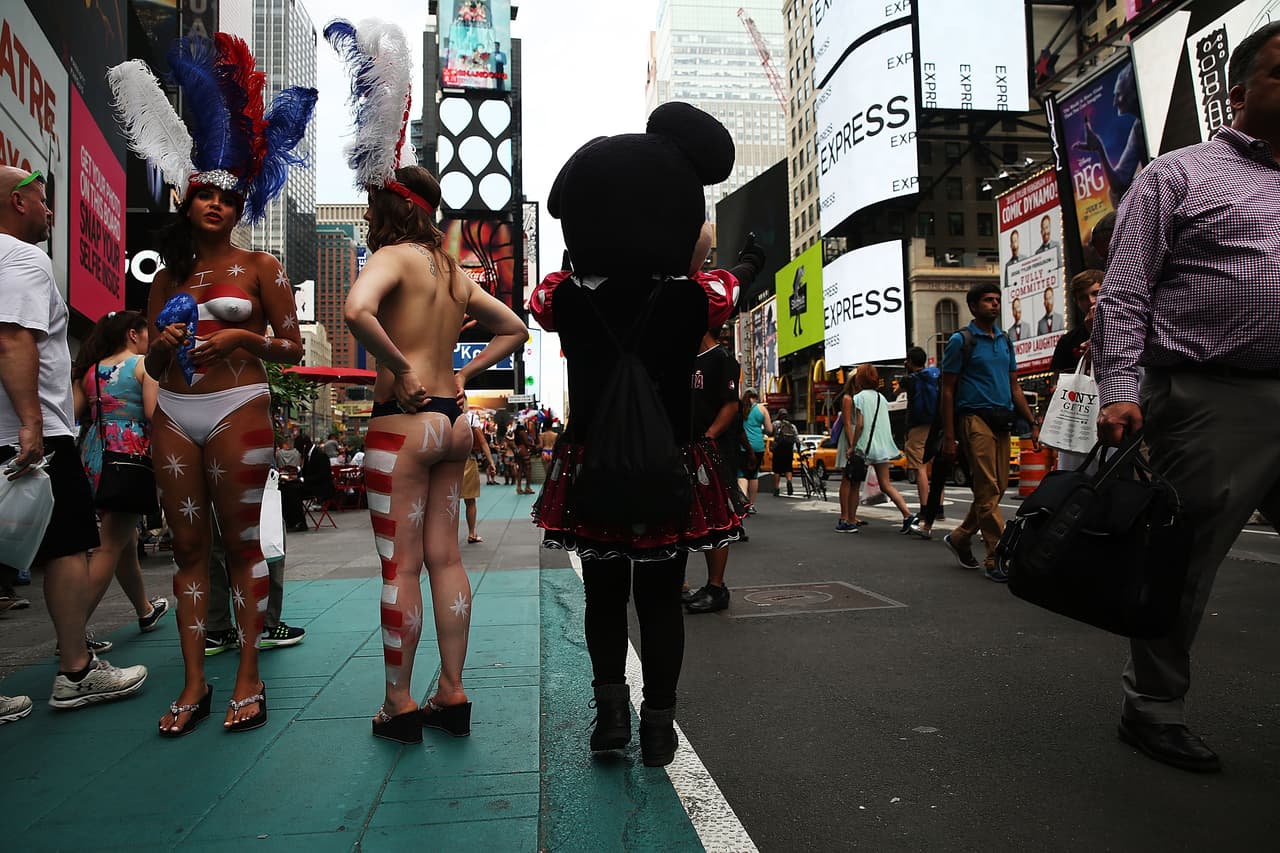 Tienen que esperar a que los clientes vengan a pedirles la foto.