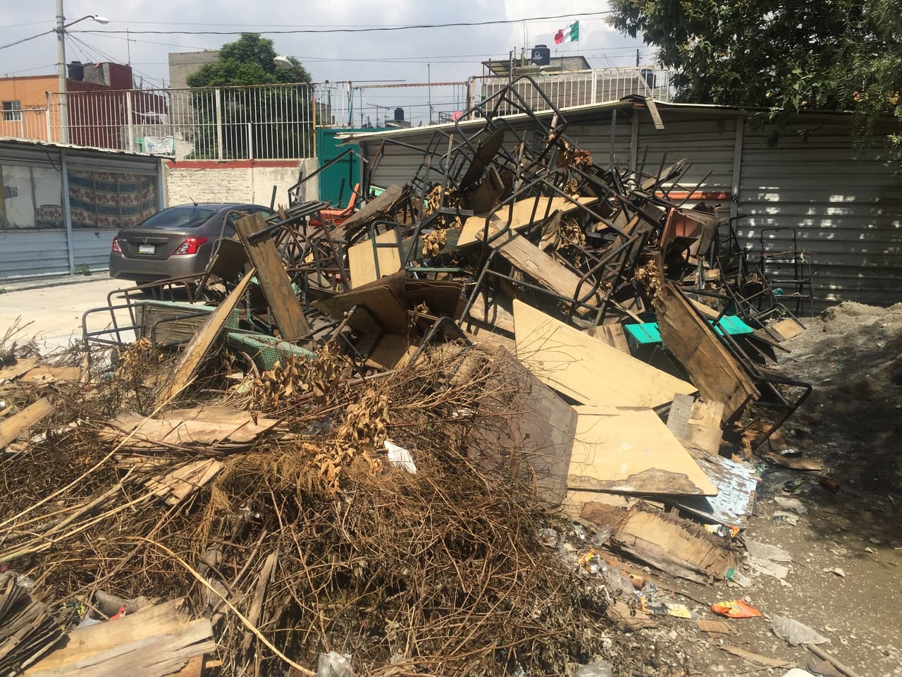 En la colonia Ejército de Oriente, en la delegación Iztapalapa, otras escuelas toman clases al mismo tiempo que las instalaciones son reparadas.