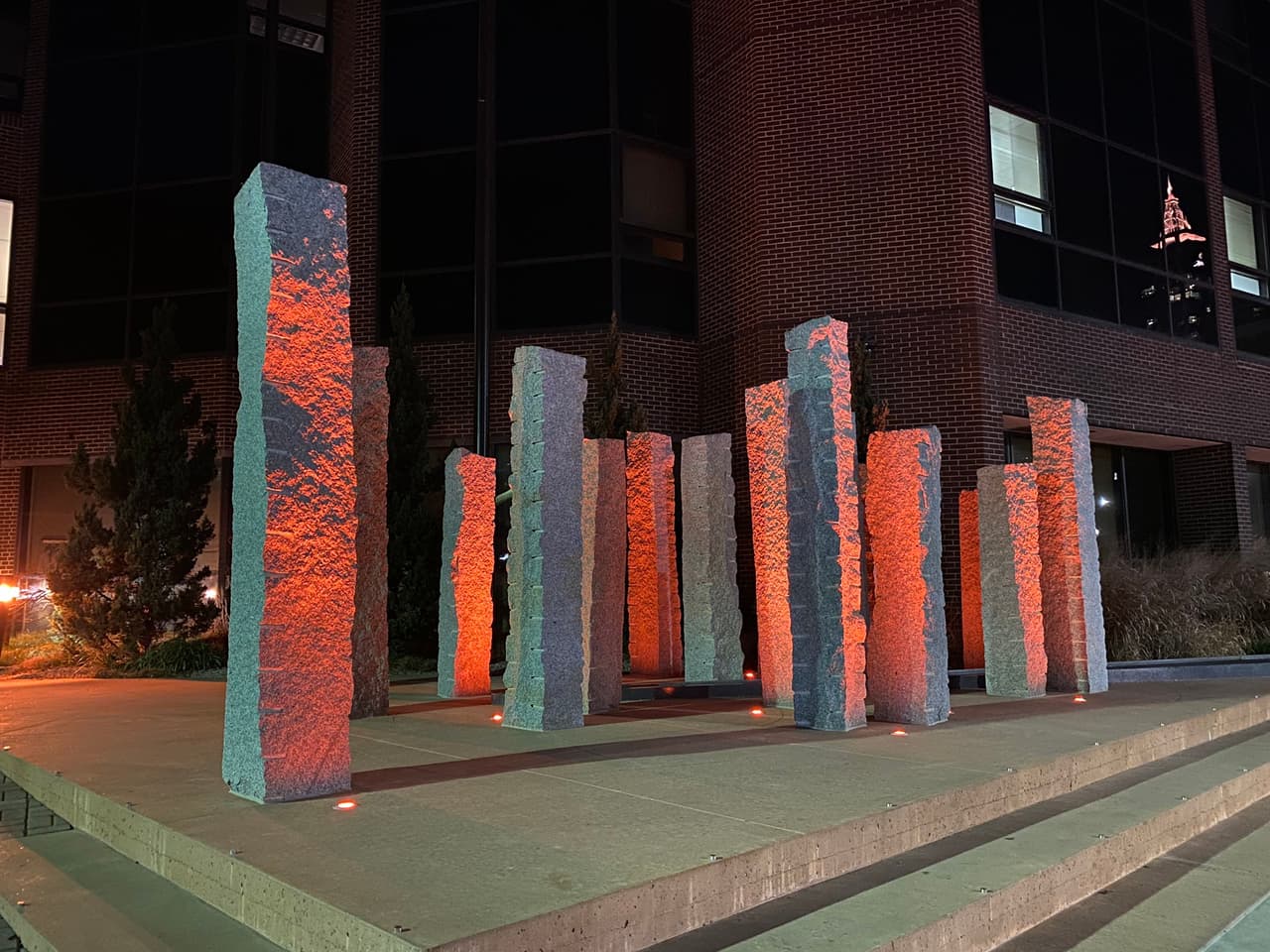 Otros monumentos se vistieron de ámbar.