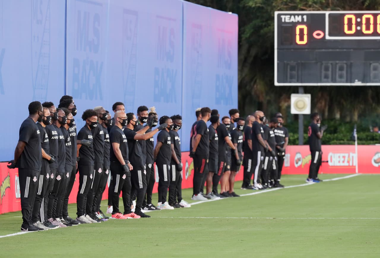 Así fue como los jugadores de la MLS rindieron homenaje y apoyaron al movimiento 'Black Lives Matter' momentos antes del pitazo inicial.
