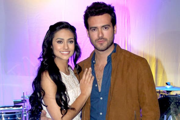 Renata Notni y Pablo Lyle protagonizan 'Mi Adorable Maldición'