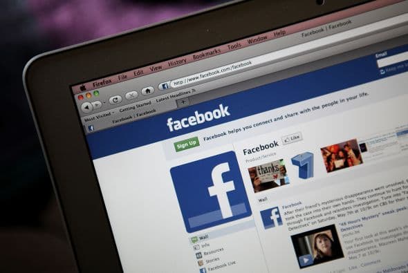 Estudios ha encontrado que estudiantes de la escuela media, la escuela secundaria y la universidad que checan Facebook por lo menos una vez en un periodo de estudio de 15 minutos, obtienen calificaciones más bajas, según reporta el Times.