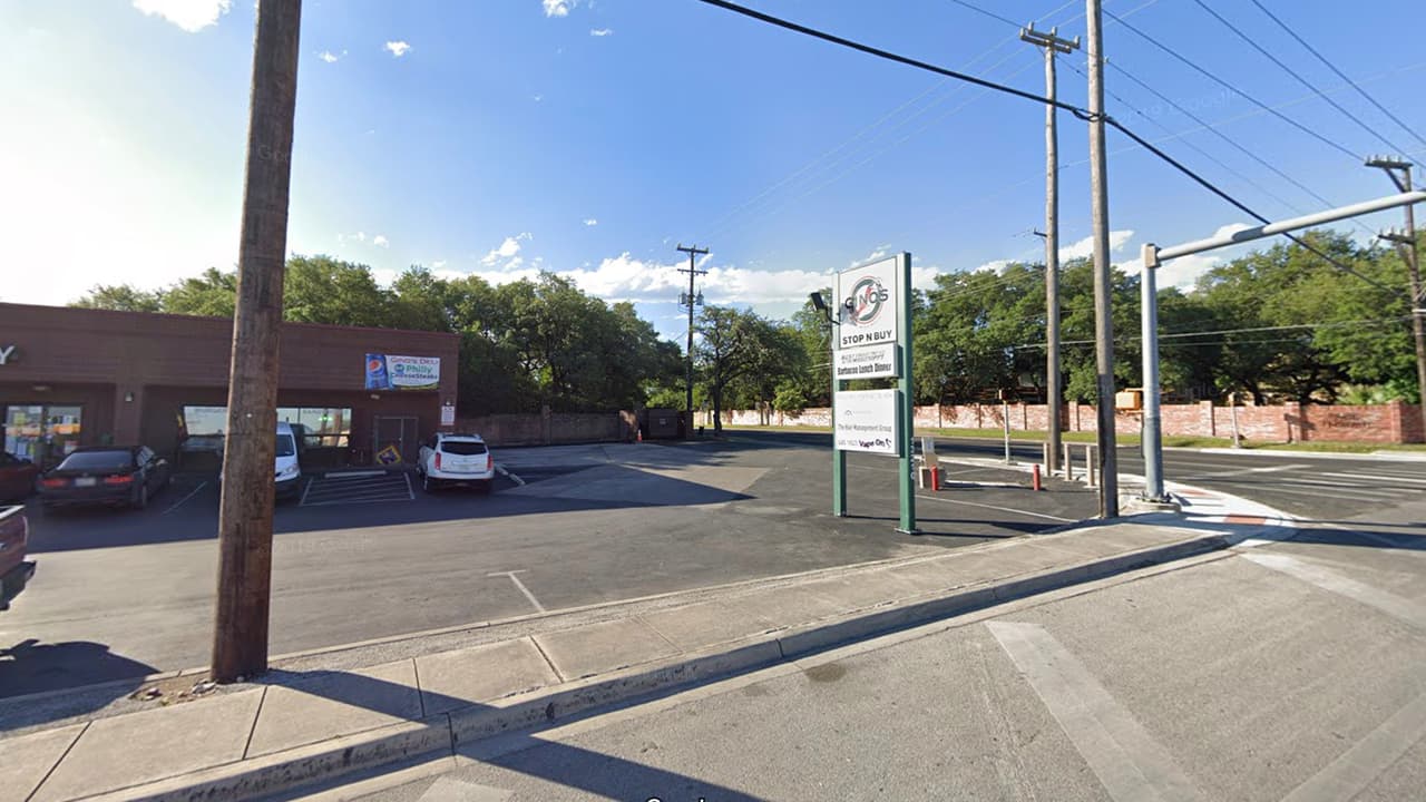 Gino's Deli Stop N Buy en San Antonio se especializa en preparar sándwiches y los fines de semana parrilla para todos sus clientes.