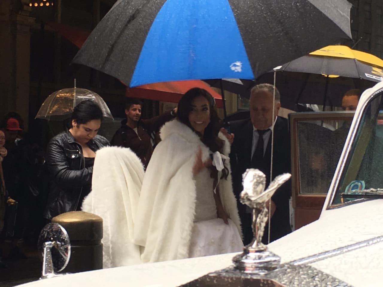 Gelena aborda el auto que la lleva al restaurante Cipriani.