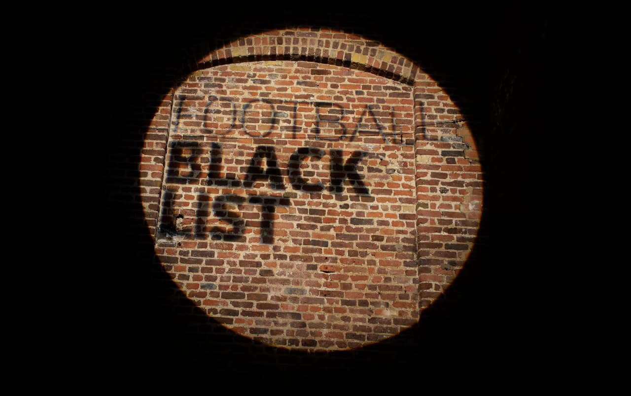 Un panel de expertos de la comunidad y de la industria del futbol deciden entre una larga lista de nominados antes de votar y decidir quién conforma la última lista.