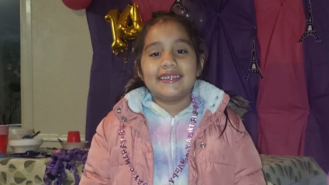 Zabala señaló que el padre de la niña planeaba llevar a sus hijos a la escuela, la menor se quedó afuera por unos segundos, al ver el camión de la escuela salió corriendo, el conductor no la vio y la atropelló.
<br>