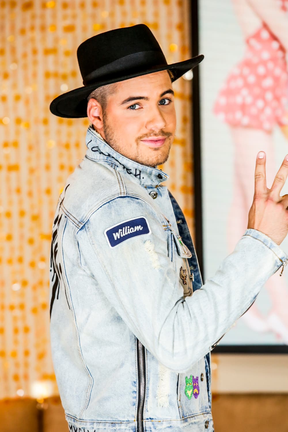 Desde los parches en la chamarra de mezclilla, William Valdes vistió retro de arriba abajo.