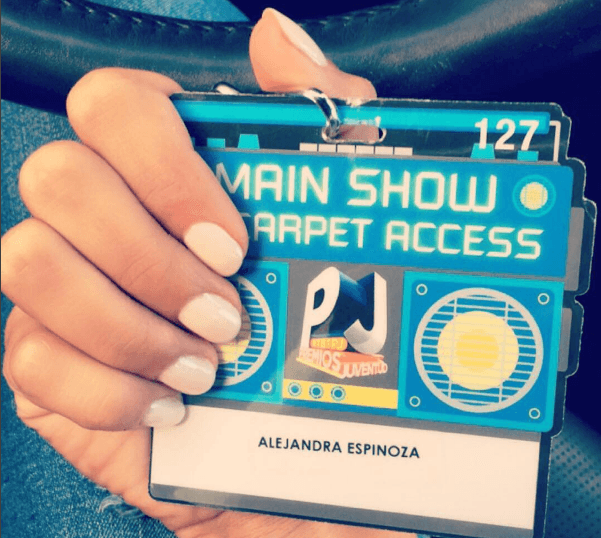 Alejandra muestra su pase para la gran noche de Premios Juventud.
