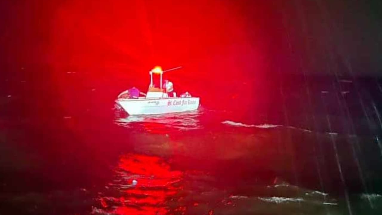 Rescatan a una persona durante el hundimiento de un bote en Florida