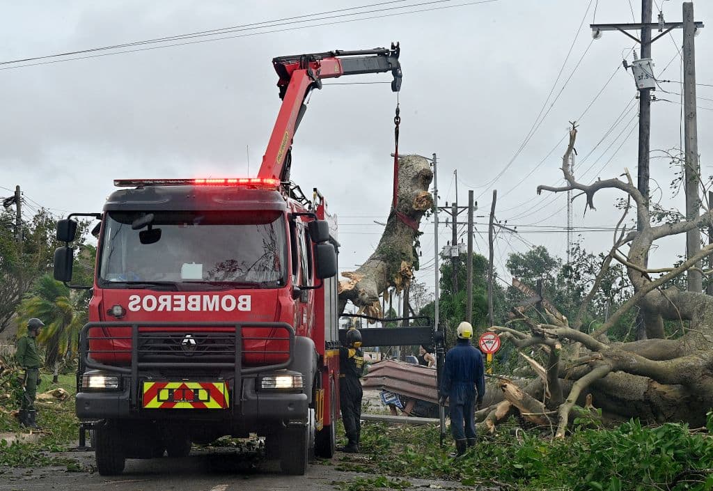 La gobernadora de La Habana, Yanet Hernández, dijo que más de 461 viviendas sufrieron derrumbes, parciales o totales. Casi 500 postes también fueron derribados al igual que árboles.