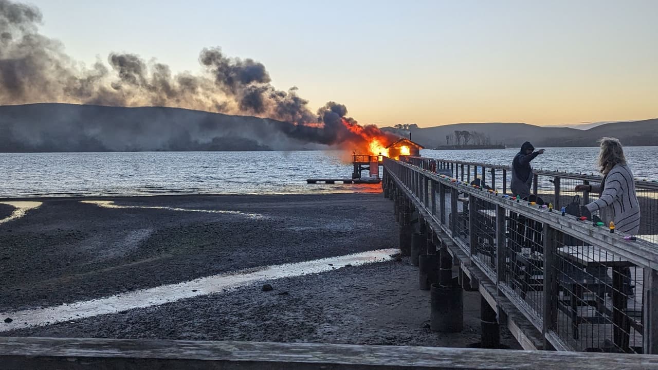 El MCFD publicó fotos y un video del muelle envuelto en llamas. Los equipos de bomberos de los condados de Marin y Sonoma, así como la Estación de Bomberos Two Rock de la Guardia Costera y la Compañía de Bomberos Voluntarios de Tomales, colaboraron en la extinción del incendio.