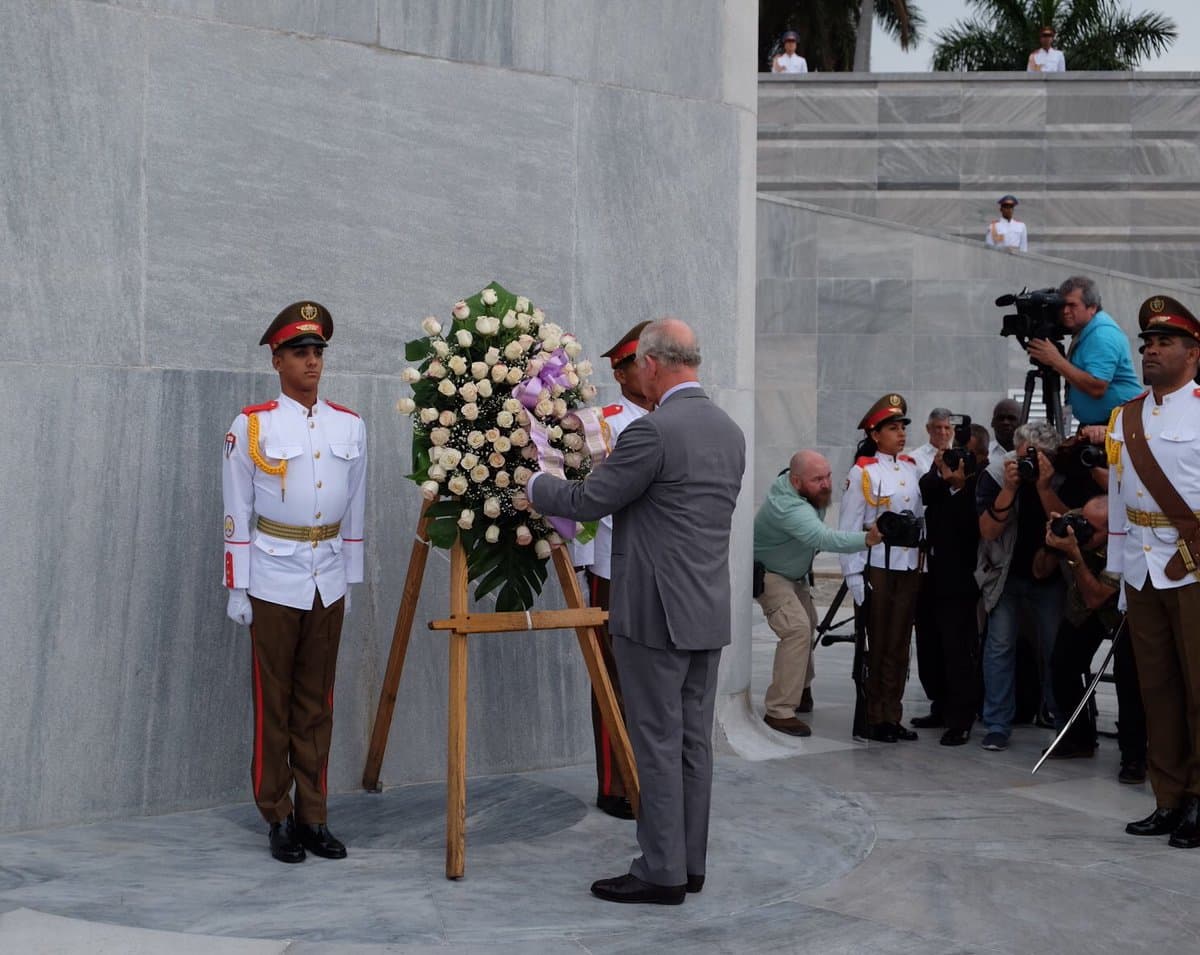 A su llegada, la pareja real rindió homenaje al poeta, ensayista y héroe nacional de Cuba, José Martí.