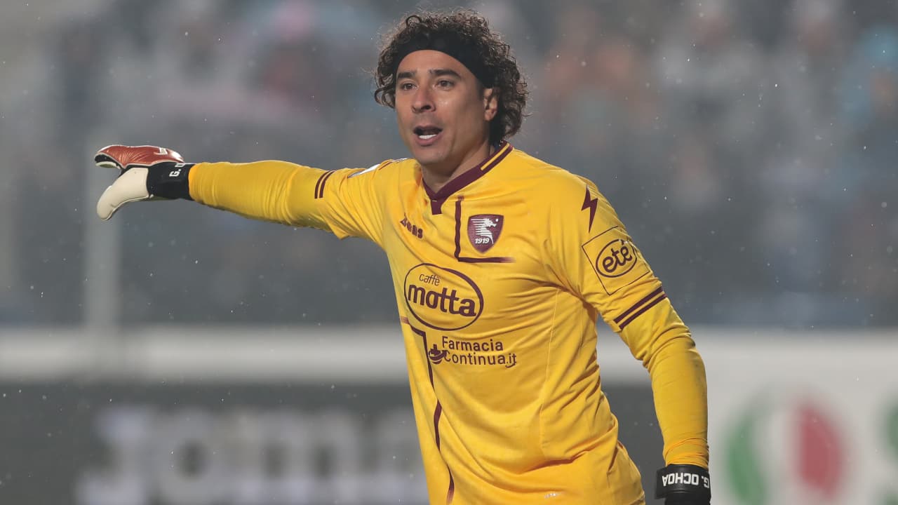 ¿Se gana la titularidad? DT de Salernitana elogia a Ochoa