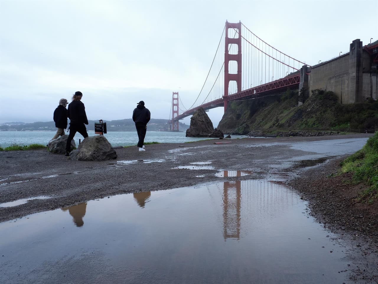 Las ráfagas fueron tan fuertes en San Francisco y sus alrededores que las autoridades estatales de transporte emitieron un aviso de viento para el Puente de la Bahía que conecta la ciudad con Oakland y advirtieron a los conductores de caravanas y remolques que evitaran el tramo de 4.5 millas (7.2 kilómetros).