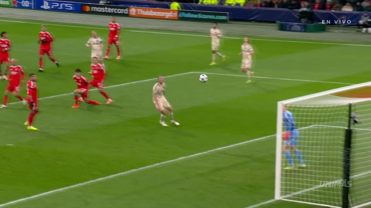¡Se salvó Benfica! El disparo de Godts pasó besando el poste