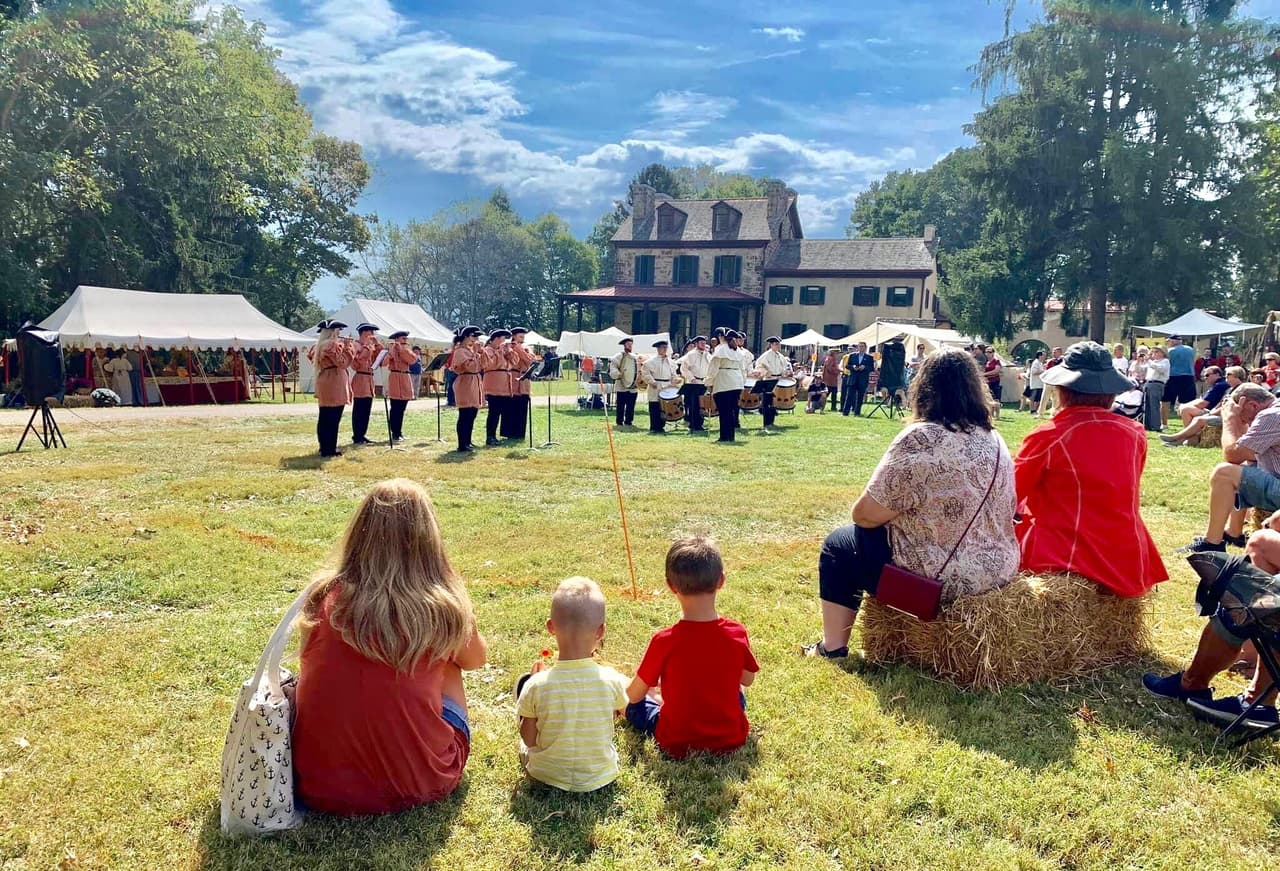 <b><a href="https://www.facebook.com/FriendshipHillNHS/ " target="_blank">Friendship Hill National Historic Site</a></b>. Fue la finca de Albert Gallatin, el secretario del Tesoro bajo los presidentes Jefferson y Madison. Gallatin financió la Compra de Luisiana, la Expedición de Lewis & Clark y la Carretera Nacional.