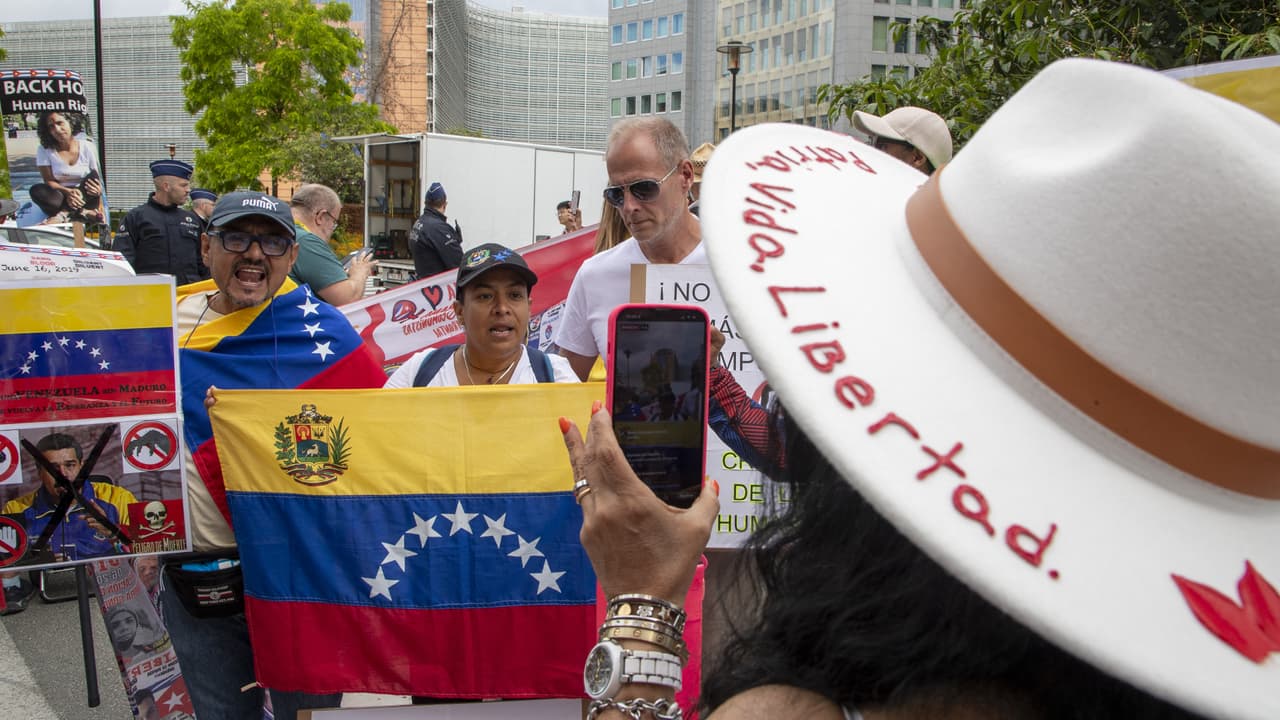 “Pedimos coherencia”: exiliados latinoamericanos protestan en Bruselas durante cumbre Unión Europea-CELAC