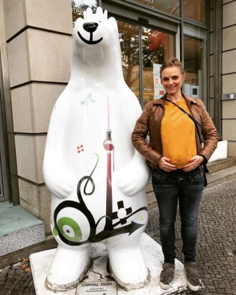 Por eso no dudó en hacer bromas respecto a su nuevo físico, como al compararse con esta estatua de oso polar: "Pregnant me And bear....#berlin", escribió en Instagram.