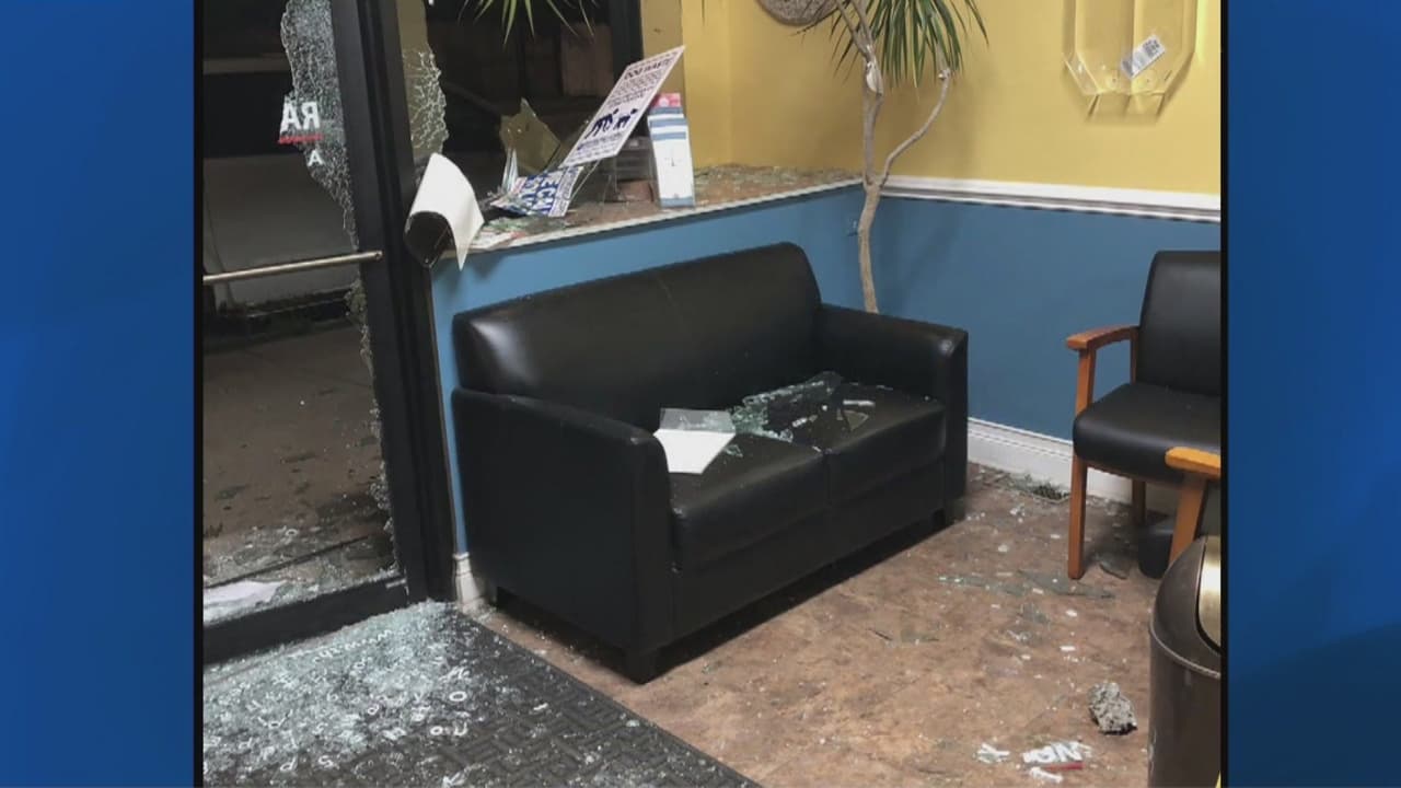 Otro ataque para el concejal Raymond López: arrojan ladrillos por la ventana de su oficina Brighton Park