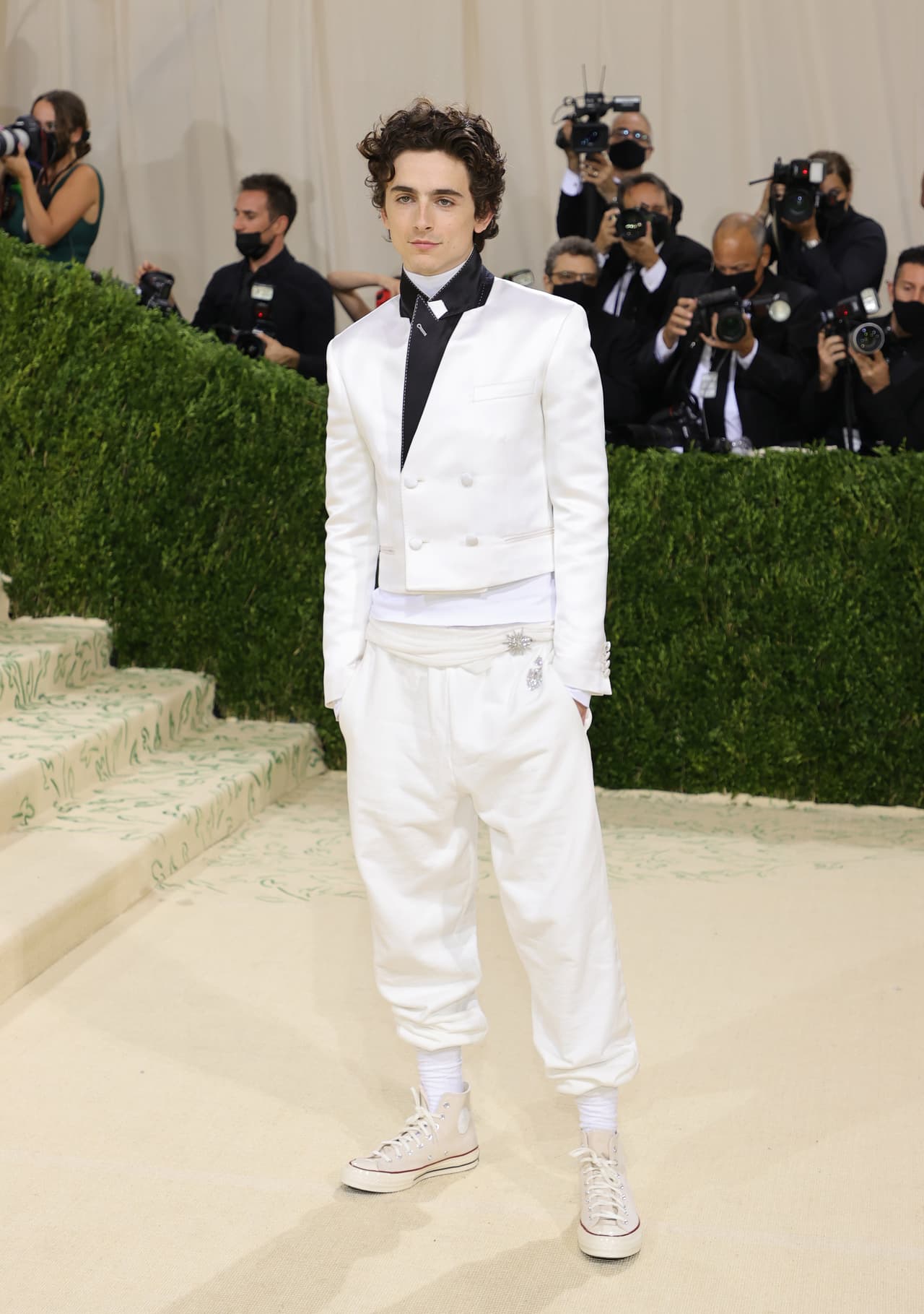 <b>Timothée Chalamet</b> fue otra de las estrellas que no pasó desapercibida en la gala benéfica del Museo Metropolitano de Nueva York, pues fue otro de los coanfitriones del evento. El actor francés lució un conjunto de Haider Ackermann en color blanco y para cumplir con el tema de la noche llevó unas icónicas zapatillas Converse.