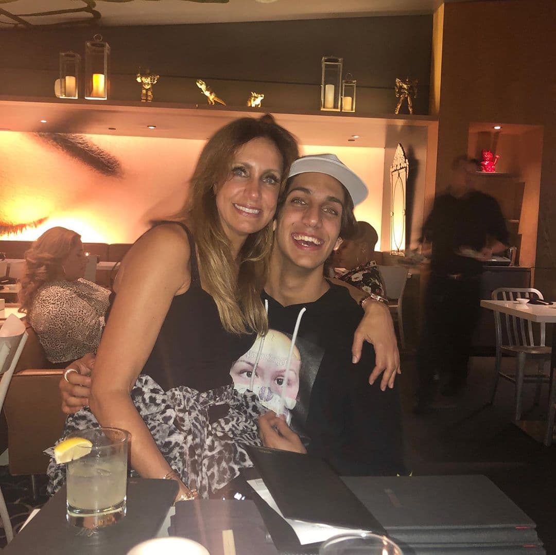 En lo que respecta a Lorenzo, quien en 2018 se mudó a California para realizar sus estudios universitarios, Estefan ha expresado en diversas ocasiones que lo extraña en demasía.