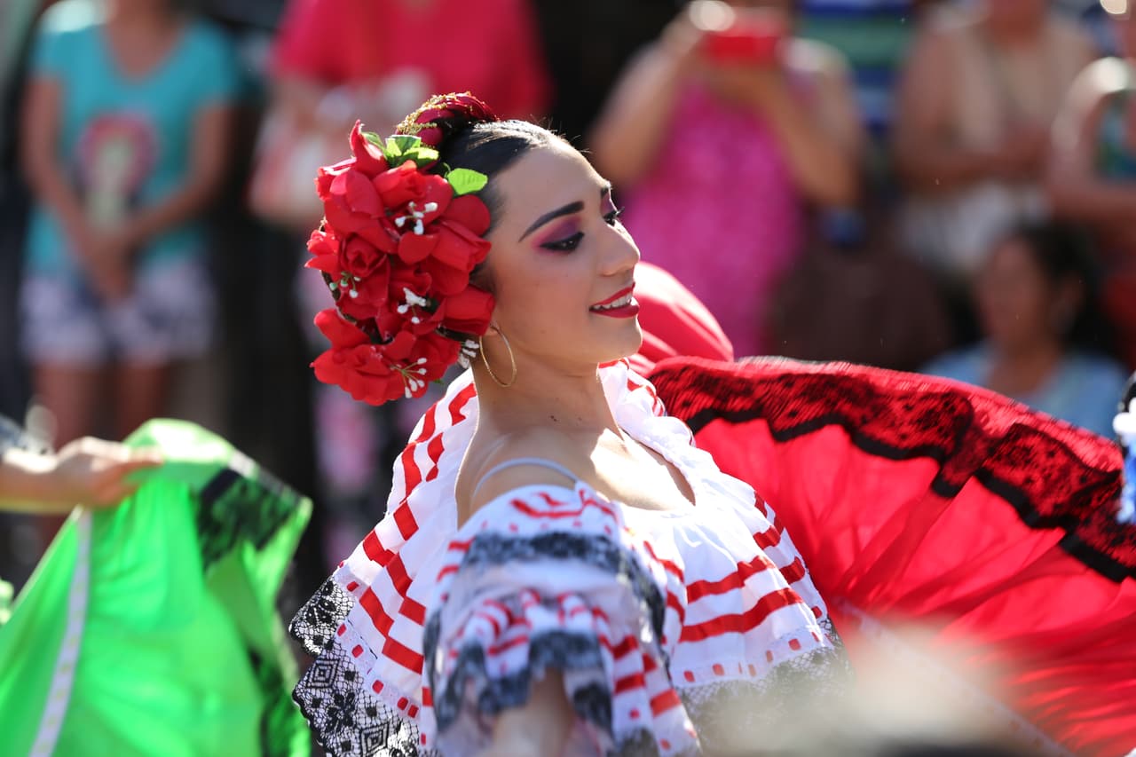 Las mujeres realizan bailes con vestimentas típicas de la región.