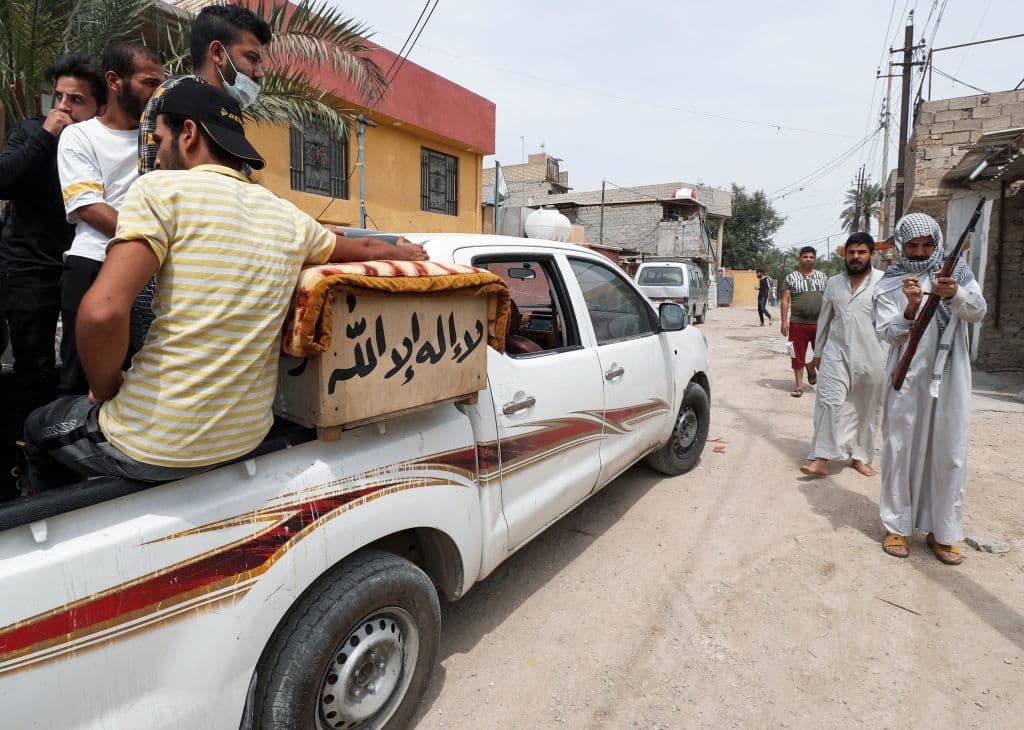 Este incendio se produce en plena segunda ola de contagios en el país, que actualmente promedia unos 8,000 casos diarios de coronavirus, las cifras más altas desde el inicio de la pandemia. En la foto, varios hombres trasladan este domingo el ataúd de una de las víctimas del incendio.