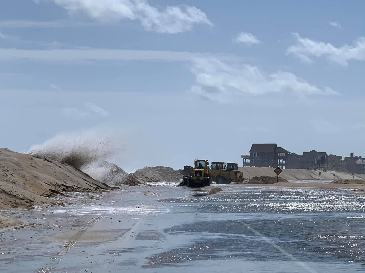 El Departamento de Transporte (Ncdot) informó el lunes sobre la clausura de la vía NC12 entre los tramos de Basnight Bridge y Rodanthe, mientras que en Ocracoke la carretera estaría cerrada entre la playa Pony Pens y el terminal de ferry.