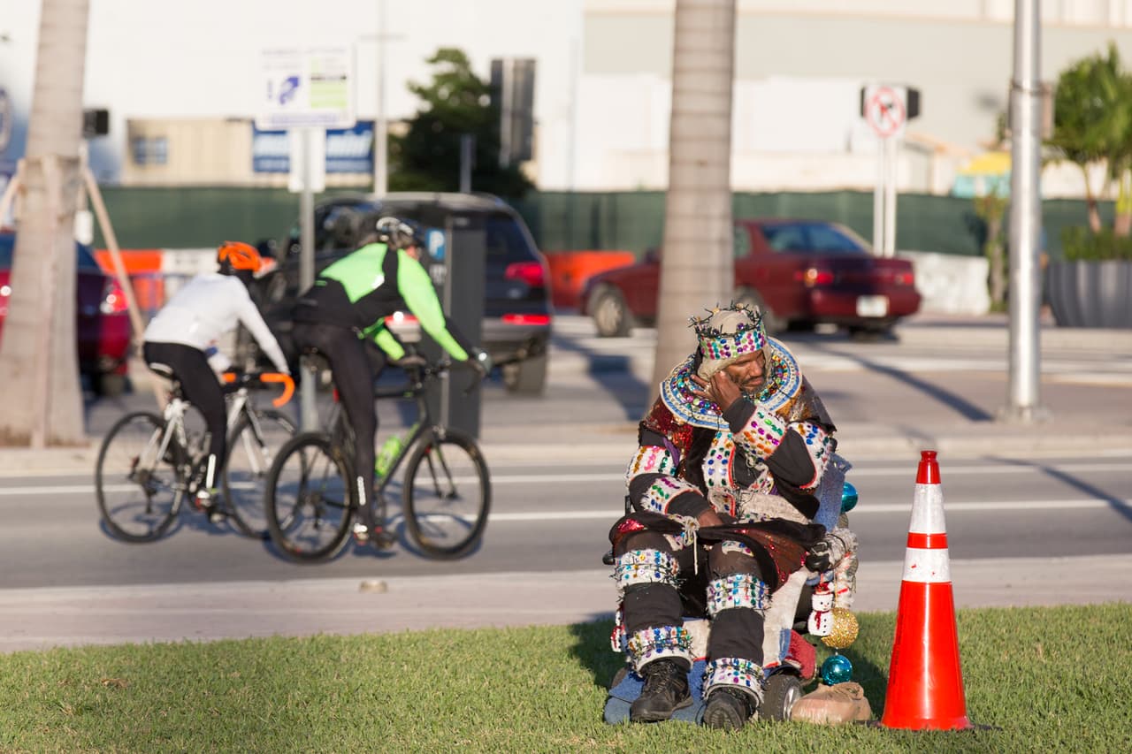 Varias organizaciones brindaron apoyo a los indigentes para palear las bajas temperaturas. En el downtown de Miami, algunos salieron a hacer deporte, aunque más abrigados que de costumbre.