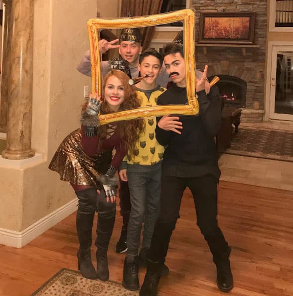 Los Veguilla en su fiesta de fin de año. Yandel le dio a sus seguidores una pequeña probadita de su vida en familia.