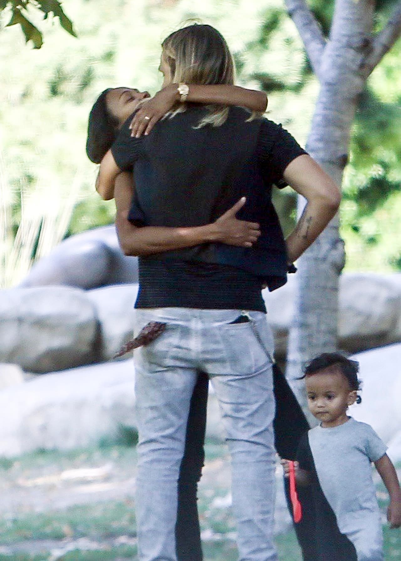 Se demostraron cariño, mientras sus nenes seguían jugando.