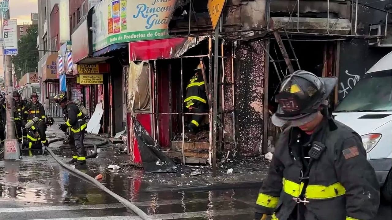 "Tanto esfuerzo se nos fue": familias hispanas lo pierden todo tras incendio en sus negocios en Queens