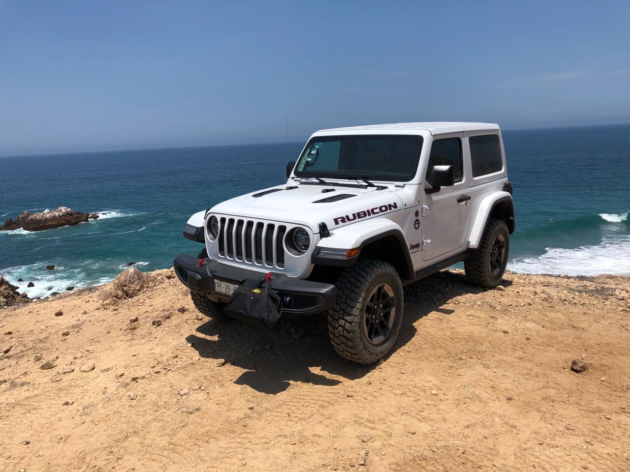 Nuestra JeepWrangler Rubicon posando antes de descener hacia la playa