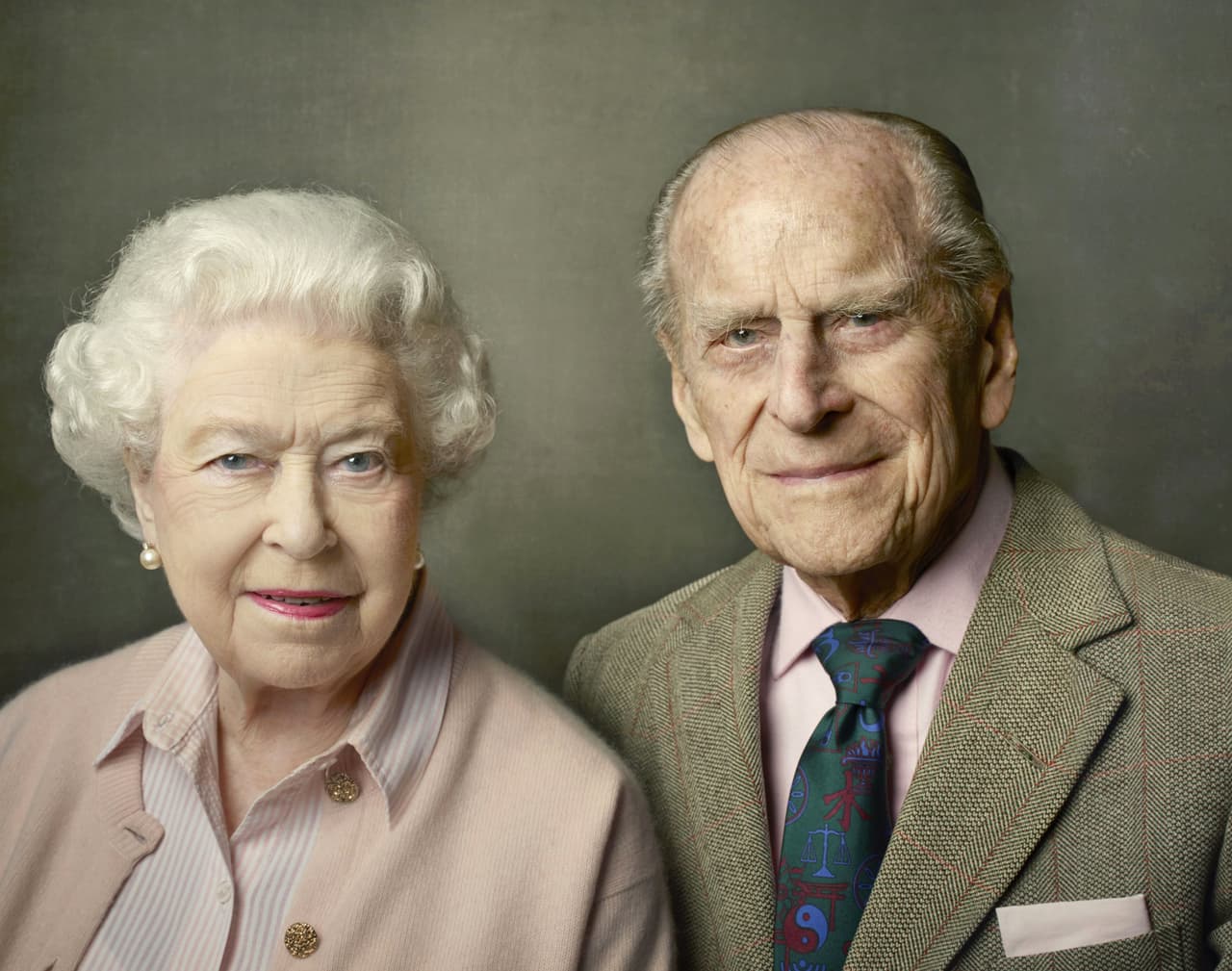 Tampoco estuvo presente el esposo de la reina Isabel II, Felipe de Edinburgo, de 96 años, quien se recupera de unos problemas en la cadera, según 
<b><a href="https://lta.reuters.com/article/entertainmentNews/idLTAKBN1H528K-OUSLE">Reuters</a></b>. Tal vez se prepara para bailar en la boda de su nieto.