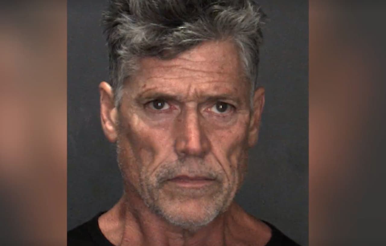 <h3 class="cms-H3-H3">El Monstruo de Chino Hills: secuestró, violó y desfiguró a mujer en su casa</h3>
<br>
<br>La Policía de Chino Hills reveló que 
<a href="https://www.univision.com/local/los-angeles-kmex/peter-mcguire-acusado-secuestrar-violar-torturar-mujer-california" target="_blank">Peter Anthony McGuire</a>, de 59 años, retuvo en su casa por 6 meses, a una mujer de 22 años. La víctima escapó de su casa el 9 de julio y dijo a la policía que el hombre la había torturado y violado múltiples veces.
<br>
<br>De acuerdo con datos de la policía, a la mujer le cortaron la lengua, la nariz, los labios y le sacaron un ojo.