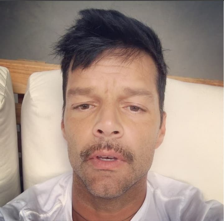 <b>Ricky Martin</b> fue de las primeros en subir un video en el que comentó: “Espero que ya estén listos y preparados, espero que todos estén escuchando a las autoridades y a los telediarios. Espero que esto solamente sea un susto”.
<br>