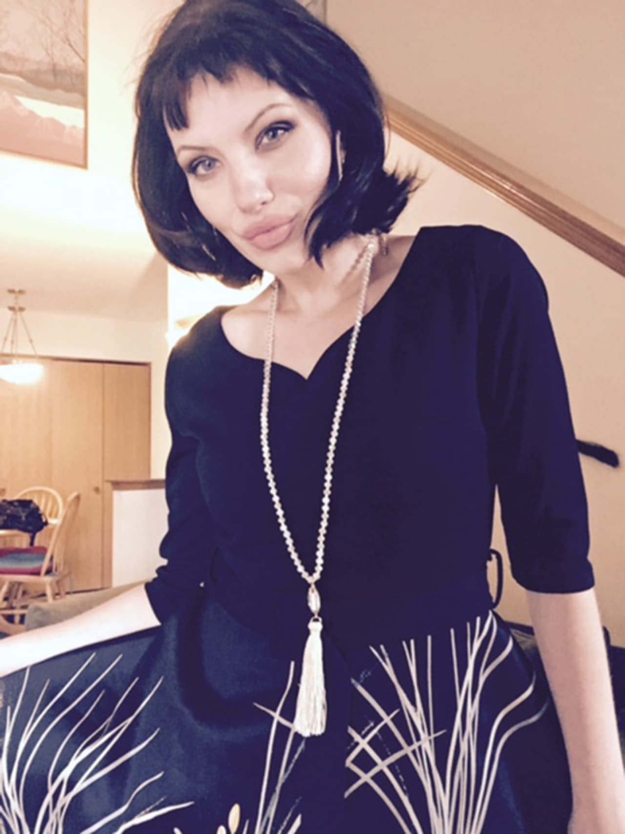 Y en estas imágenes que comparte puede verse su supuesto parecido con Angelina.