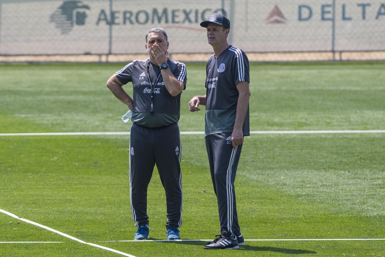 El argentino Gerardo Martino, técnico de la 
<b>Selección Mexicana</b>, realiza ajustes con los 
<a href="https://www.univision.com/deportes/futbol/mexico/los-rostros-de-gerardo-tata-martino-en-la-rueda-de-prensa-de-cara-a-la-copa-oro-fotos" target="_blank">jugadores de su convocatoria</a> para la 
<b>Copa Oro</b>, su primer reto en un torneo oficial con el 'Tri'.