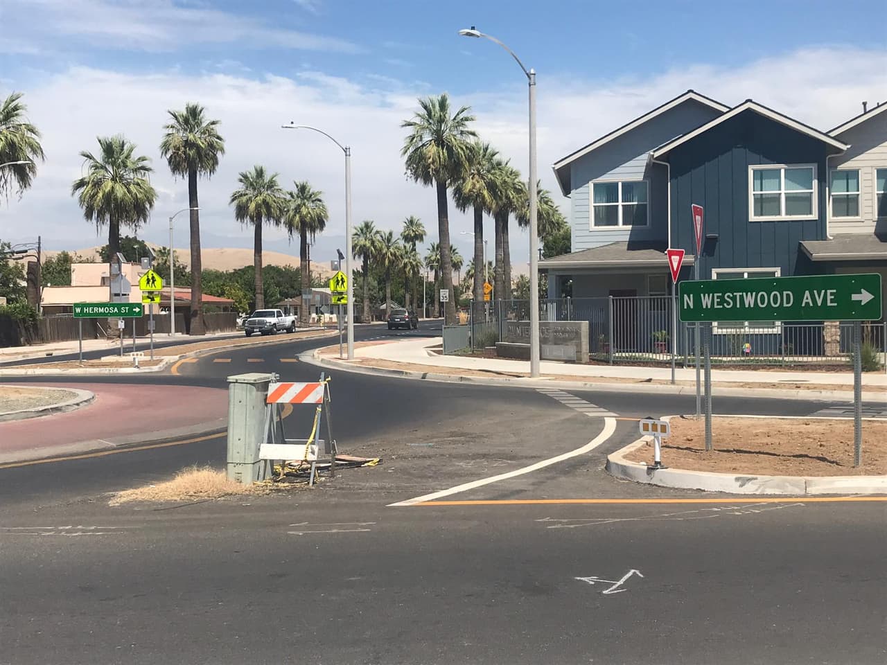 No es broma, terminan proyecto pero dejan caja de cables en medio de la calle en Lindsay