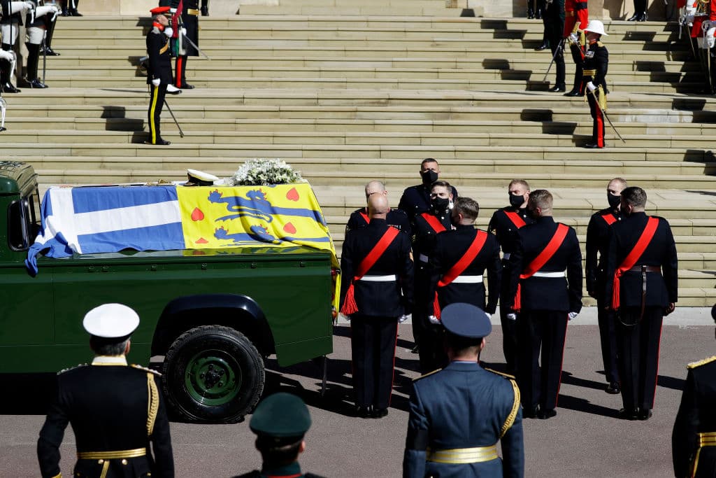 Ese día, 
<b><a href="https://www.univision.com/famosos/30-personas-invitadas-al-funeral-del-principe-philip" target="_blank">solo hubo 30 invitados</a></b> debido a las restricciones sanitarias y ni George ni sus hermanos asistieron a despedir a su bisabuelo. 
<br>