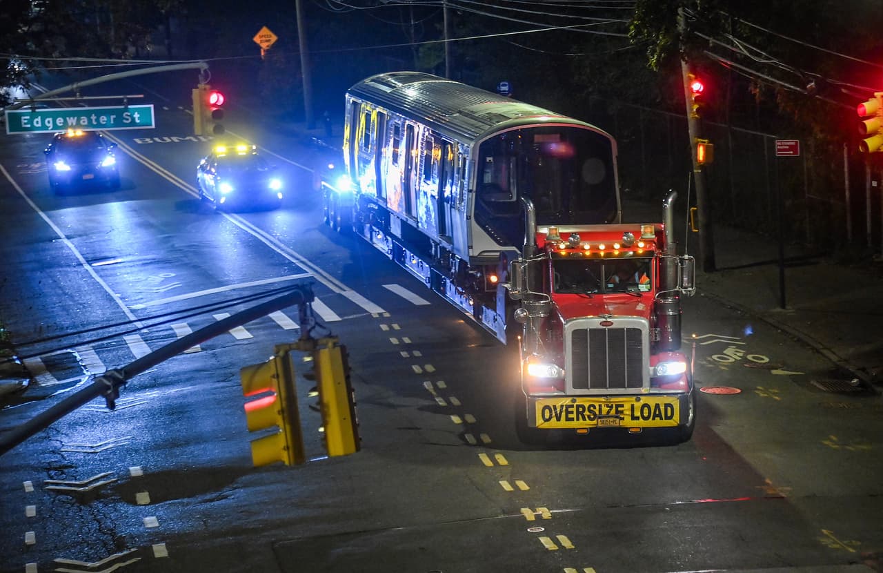 Los primeros carros modelo R211 fueron trasladados en camiones por el puente Verrazzano Narrows desde Brooklyn hasta los talleres de Staten Island.
<br>