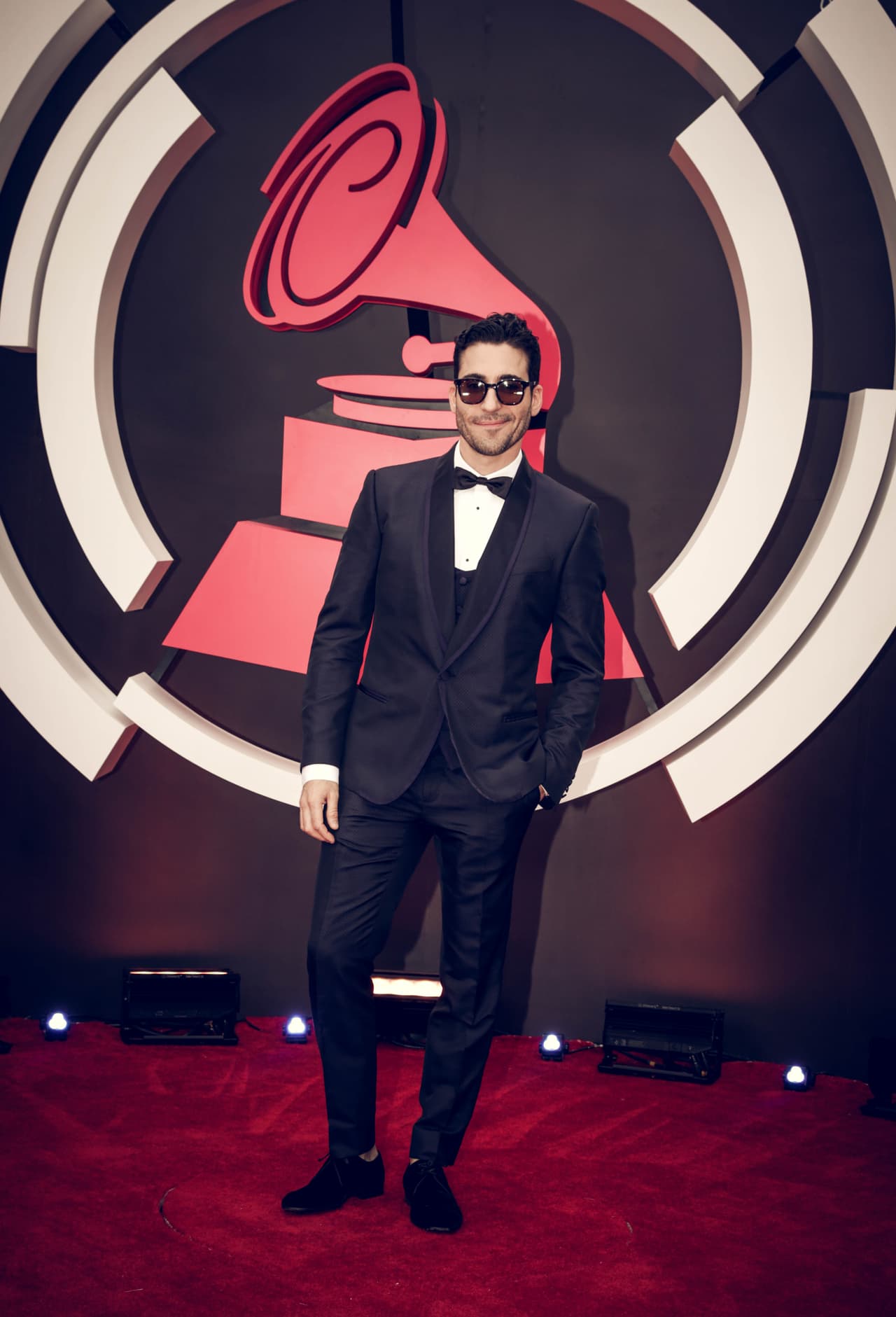 El actor Miguel Ángel Silvestre fue otro de los que apostó al clásico traje y corbatín. Sin embargo, el español refrescó su look al no llevar calcetines y usando gafas oscuras.