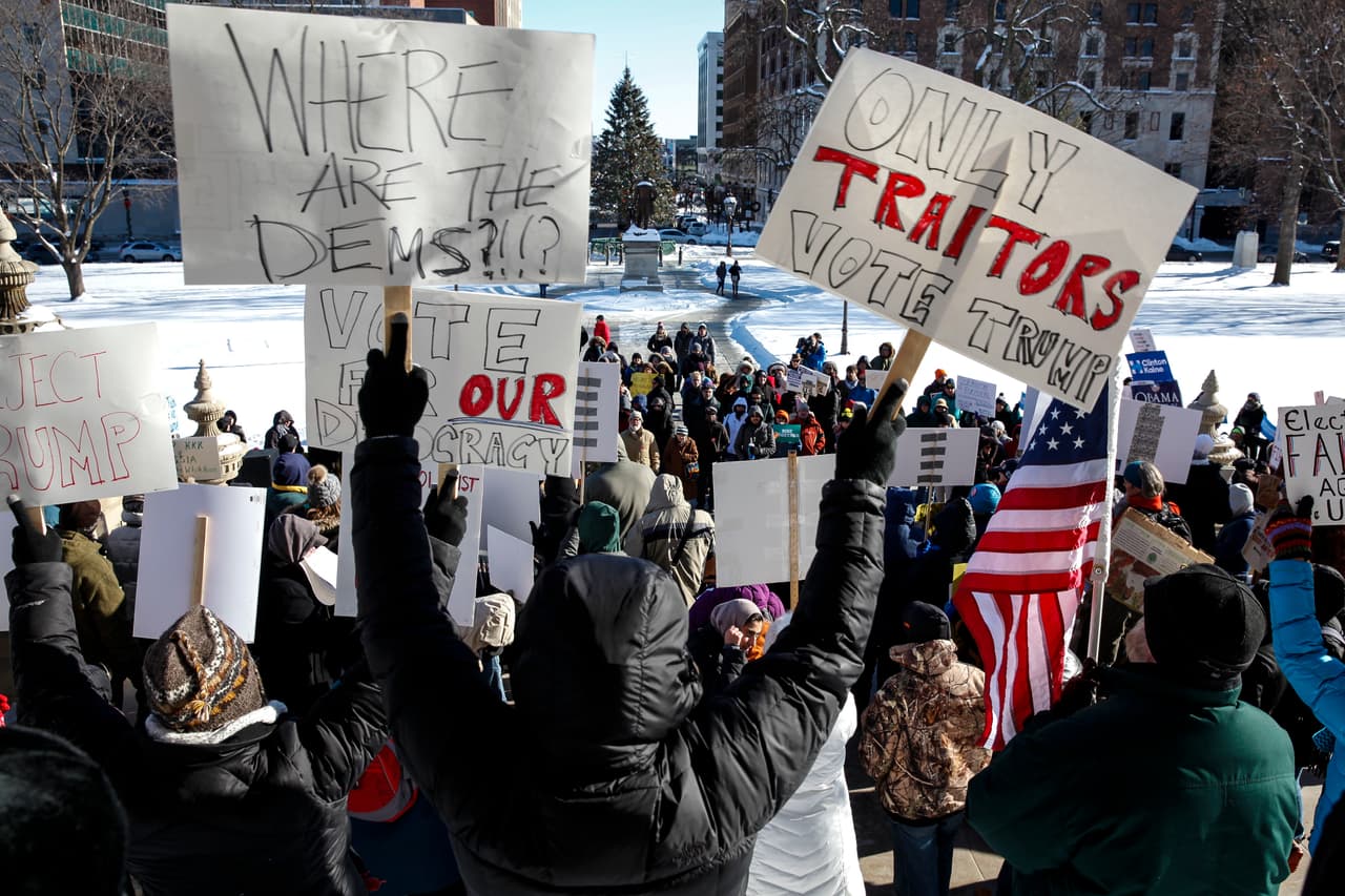Trump supera los 270 votos del Colegio Electoral y ya es presidente pese a las protestas