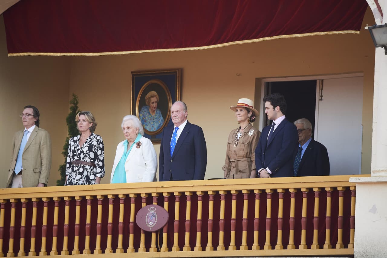 Según el diario digital 
<a href="https://www.vanitatis.elconfidencial.com/casas-reales/2020-01-24/infanta-pilar-esquela-winston-exmujer-juan-gomez-acebo_2422884/" target="_blank">El Confidencial</a>, la causa que sembró dudas fue que la esquela incluyó el nombre de una mujer que, para algunos, ya no era parte de la familia. 
<br>