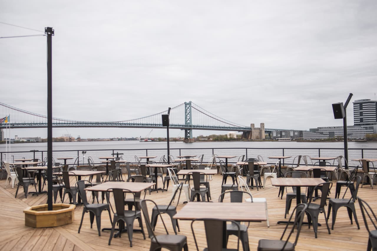 El restaurante gigante de 28,000 pies cuadrados puede albergar hasta 1,400 personas a la vez. Además de subniveles más pequeños, un escenario de música en vivo, cinco bares y las vistas más impresionantes del agua en la ciudad al lado de Morgan's Pier de Hornik.
