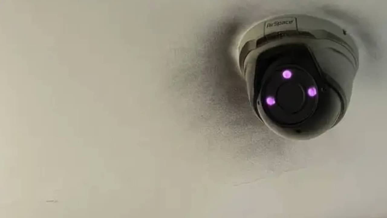 Las cámaras de vigilancia del edificio donde Ana alquilaba fueron inutilizadas con pintura en aerosol por un hombre que utilizaba un casco para cubrir su rostro.