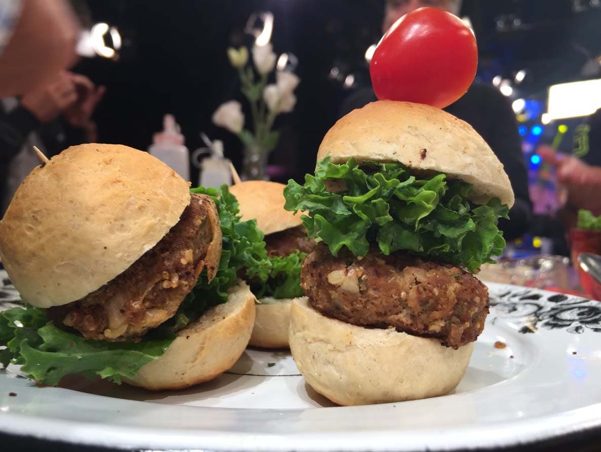 Las hamburguesitas botaneras son perfectas para recibir invitados en tu casa; tienen el tamaño y el sabor ideal.